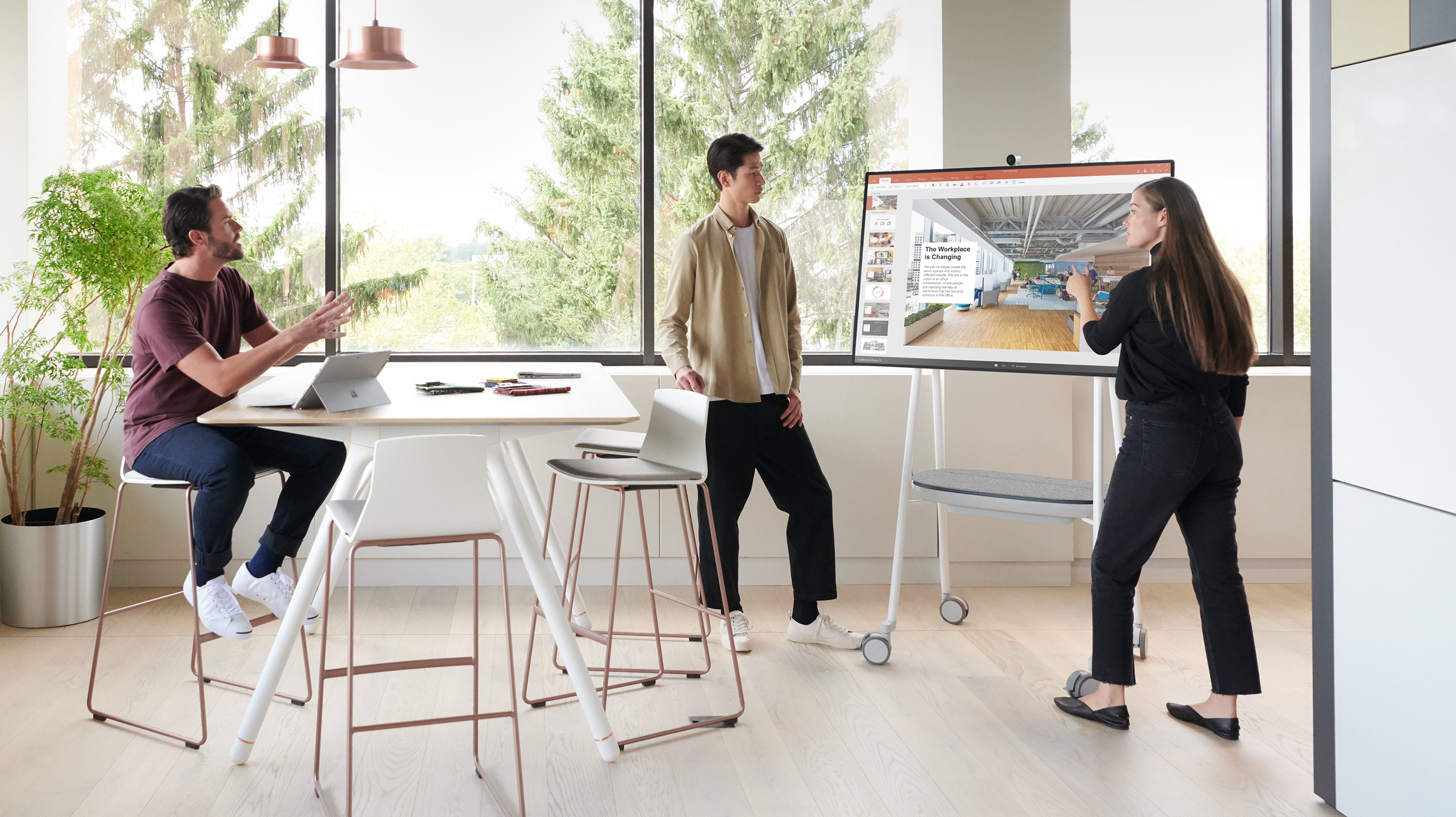 Eine Gruppe benutzt Surface Hub 2S auf einem mobilen Stativ mit einem Akkupack für die Zusammenarbeit.