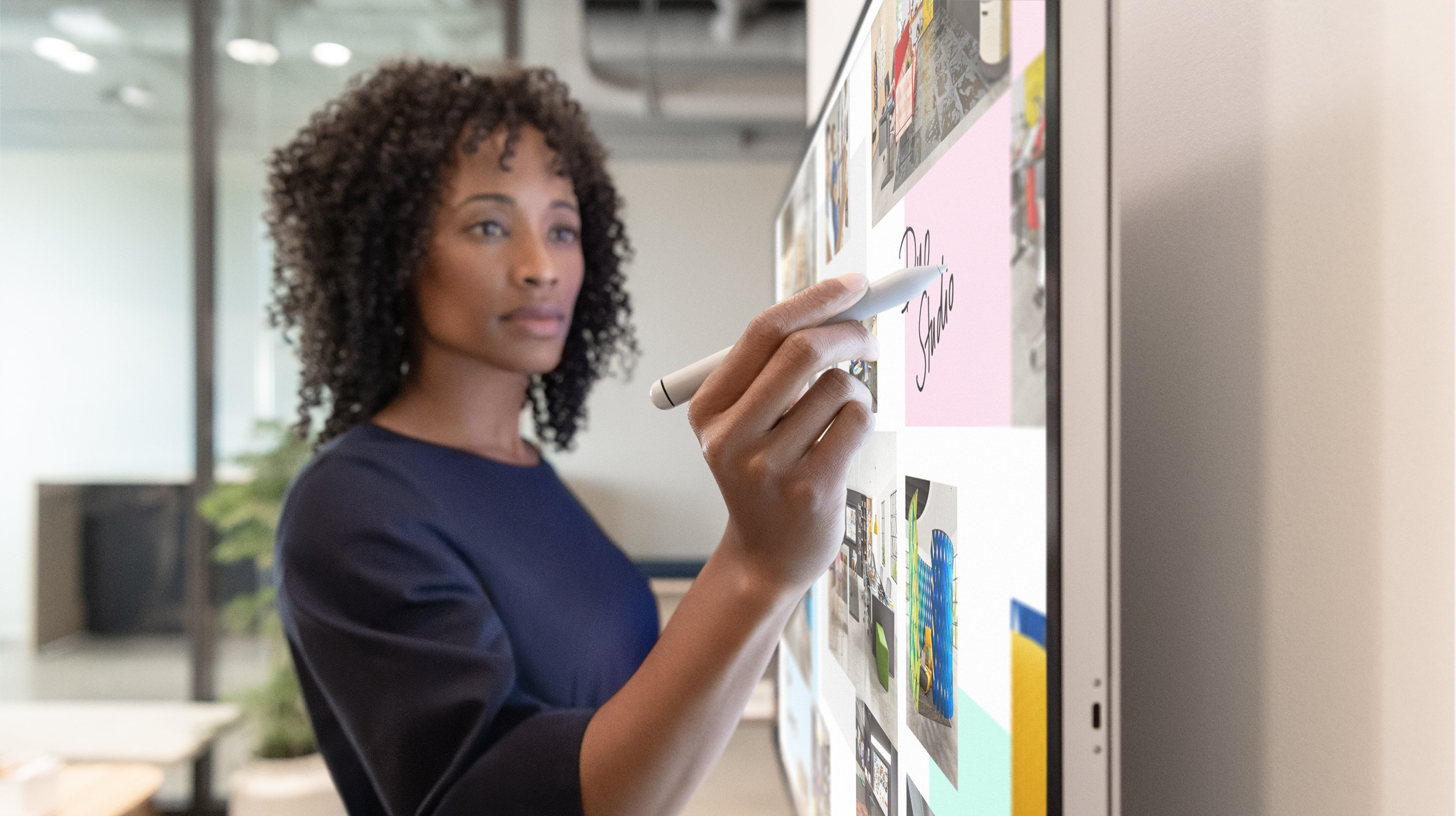 Eine Führungskraft arbeitet mit Surface Hub 2S und dem Surface Hub 2 Pen.