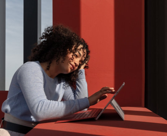 Nainen työskentelemässä Surface Pro 7:llä