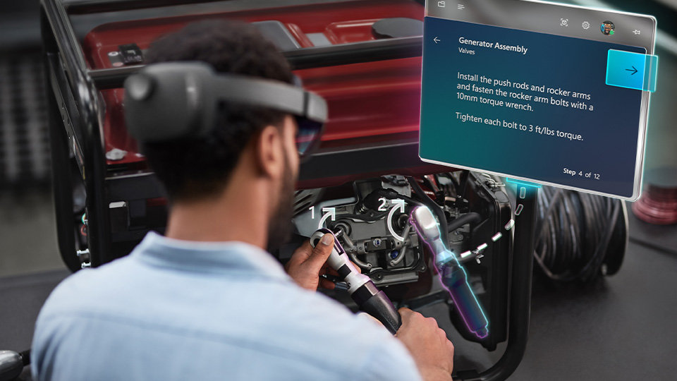 頭に HoloLens デバイスを快適に装着している男性。
