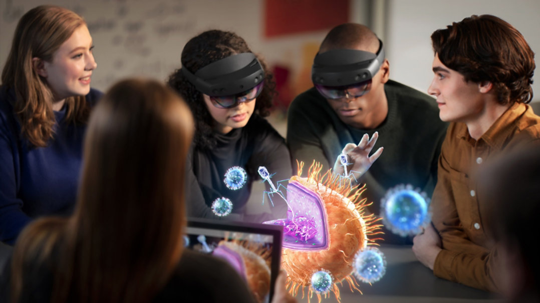 Drei Mitarbeiter verwenden HoloLens-Geräte zur Beobachtung des menschlichen Gehirns.
