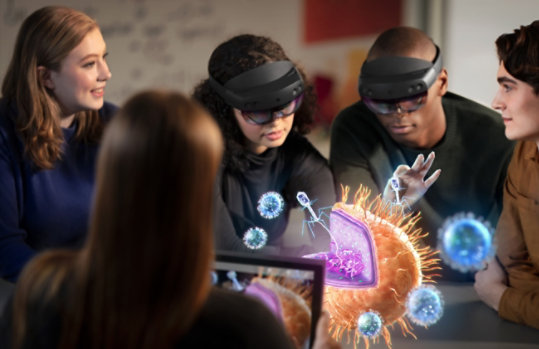 Trzech pracowników używa urządzeń HoloLens do obserwacji ludzkiego mózgu.