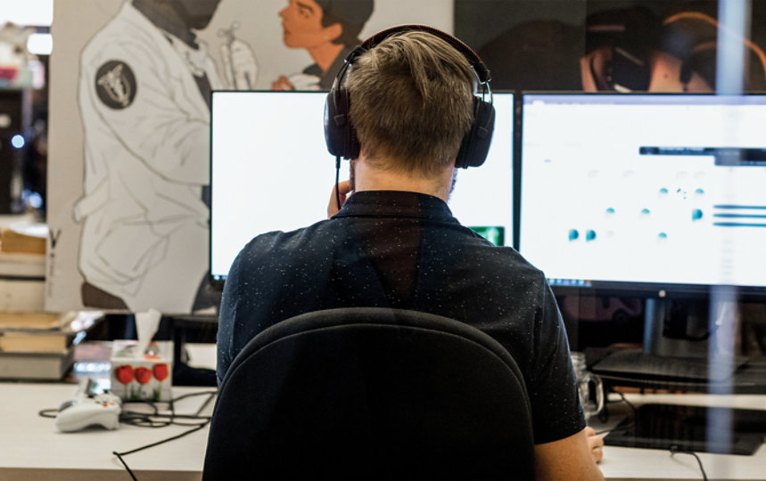 Un desarrollador utiliza Visual Studio Test Professional en dos monitores de ordenador en el trabajo.