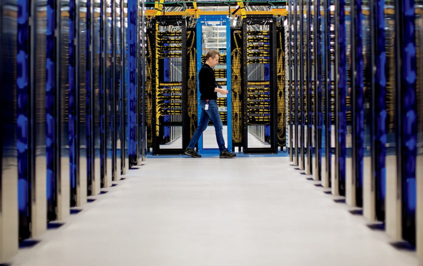 Iemand in een serverruimte.