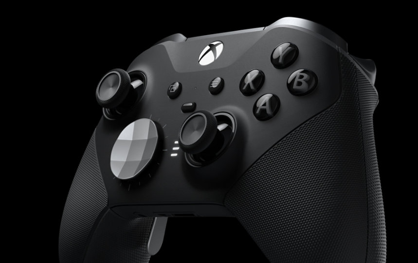 Langaton Xbox Elite Series 2 ‑ohjain lähikuvassa vasemmalta