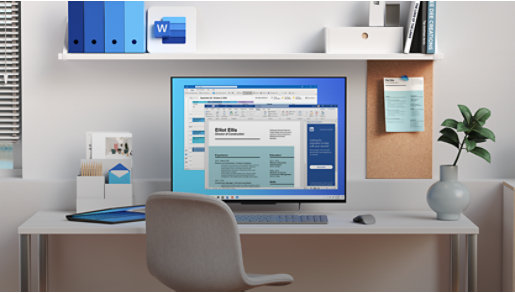 家庭办公室中的一台电脑，屏幕上显示着 Word 和 Outlook 窗口