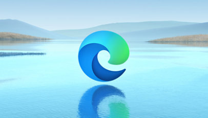 תמונת נוף עם הלוגו של Microsoft Edge מרחף מעל מים.