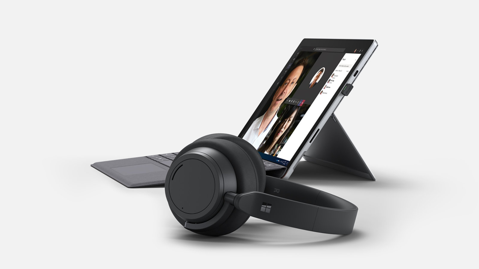 A Surface Pro 7+ oldalnézeti képe, az előtérben egy Surface Headphones 2+ eszközzel