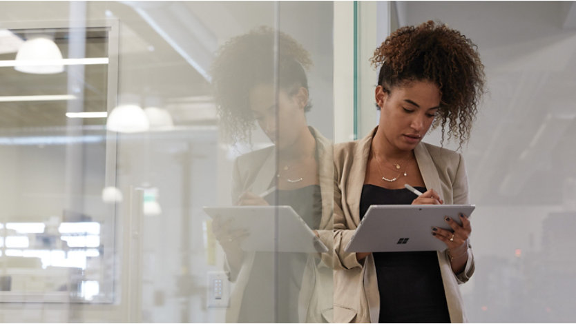 Imagem de uma senhora a trabalhar no tablet Surface