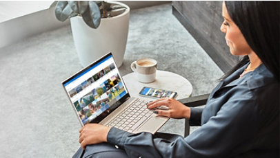 Seorang wanita menggunakan laptop Windows 10 dengan OneDrive