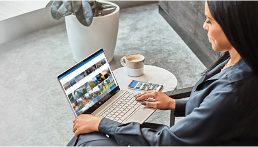 Жена, която използва лаптоп с Windows 10 с инсталиран OneDrive