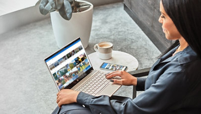 Một phụ nữ đang dùng máy tính xách tay chạy Windows 10 với OneDrive