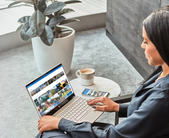 Une femme utilisant un ordinateur portable Windows 10 avec OneDrive