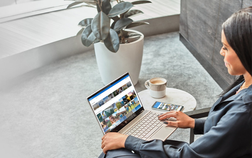 אישה שמשתמשת ב- OneDrive במחשב נייד עם Windows 10
