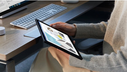 Una mujer configura portátiles para estudiantes.