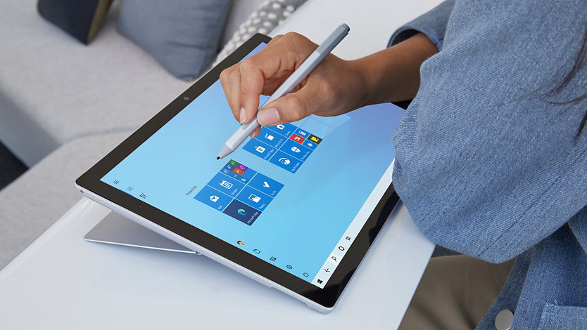 Eine Person, die einen Slim Pen verwendet, um ein Surface Pro 7 plus for Business zu steuern.
