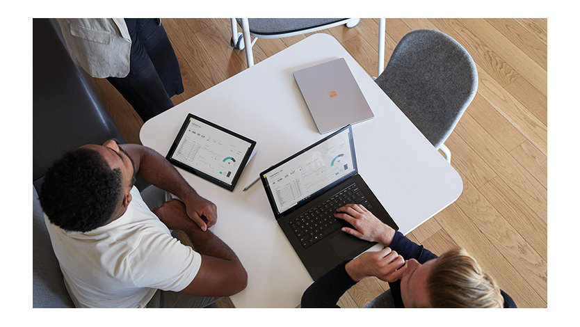 Vista superior de personas trabajando en dispositivos Surface