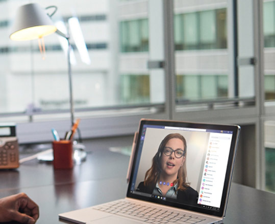 Un uomo partecipa a un incontro con il suo Surface Book 3 for Business.Un uomo partecipa a un incontro con il suo Surface Book 3 for Business.