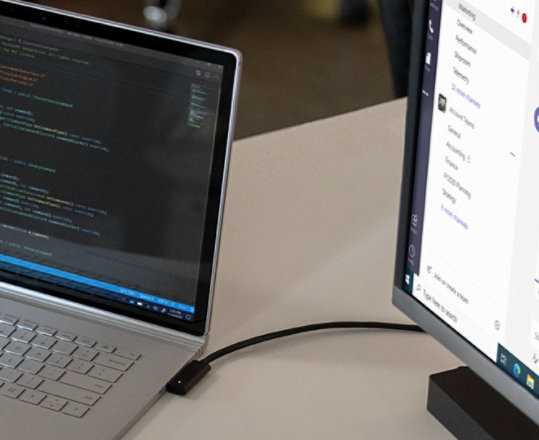 Un uomo che programma sul suo Surface Book 3 for Business