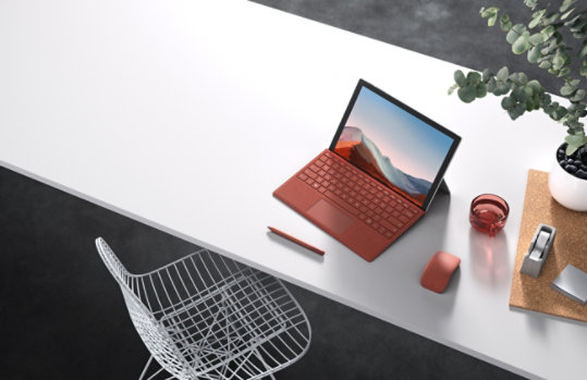 Une Surface Pro 7 avec un Type Cover rouge, un stylet et une Arc Mouse sur un bureau