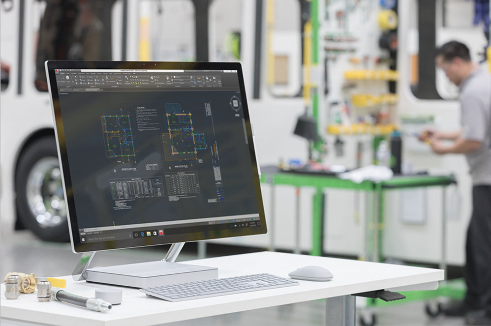 Clavier, souris et moniteur Surface sur une station de travail.