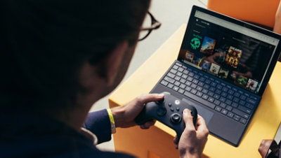 ノート PC で Xbox コントローラーを使ってプレイする PC ゲーマー