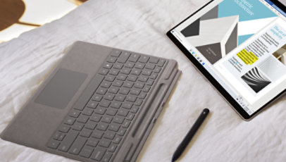 Surface Pro X avec clavier et stylet.