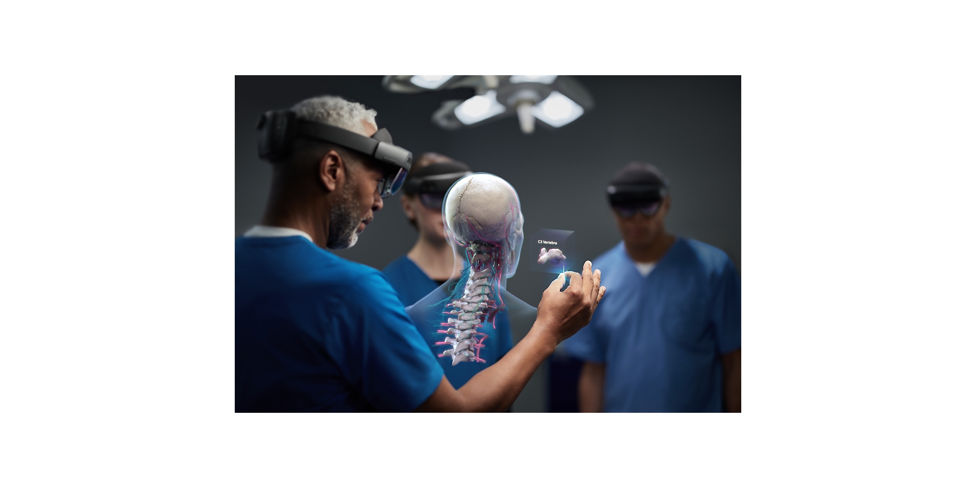 三名医疗保健专业人员佩戴 HoloLens 2 设备，看人类脊柱的混合现实图。