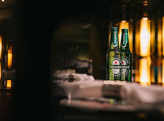Dve steklenici s pivom Heineken na pultu