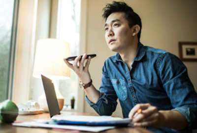 Un homme discute de la gestion financière au téléphone