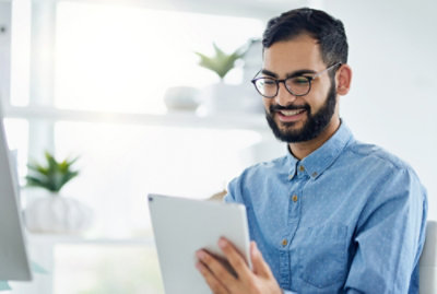 Une personne en train de regarder une tablette.