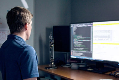 Une personne travaillant sur un ordinateur de bureau