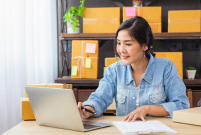 Una mujer usando un ordenador portátil que posiblemente está globalizando algunas finanzas
