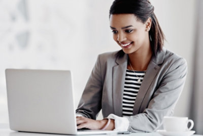 Une personne regardant un ordinateur portable, vraisemblablement en train d’effectuer des recherches sur la gestion de l’expérience client