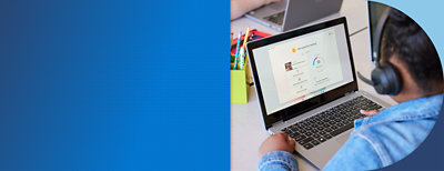 Malé dieťa používajúce dotykové pero.