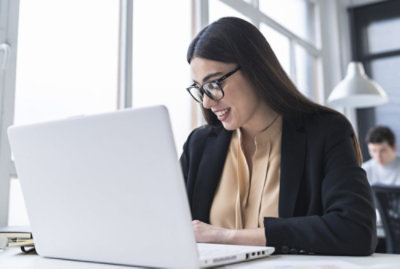 An Young women smilling working on laptop