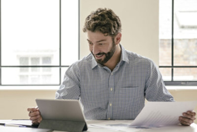 Personne regardant une tablette