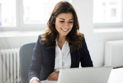 Osoba, která se usmívá na počítač