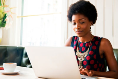 Osoba, která se dívá na počítač