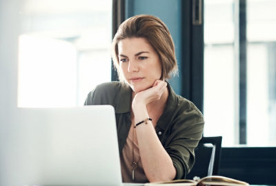 Osoba, která se dívá na obrazovku počítače a pravděpodobně se dozvídá o robotické automatizaci procesů