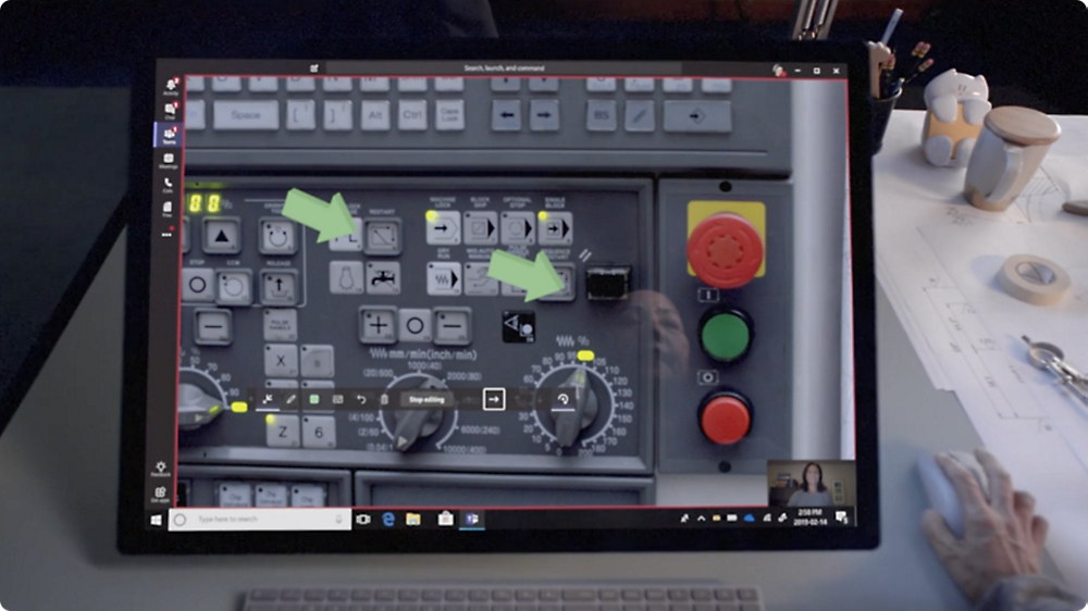 産業用制御盤の緻密なクローズアップ画像を表示したコンピューター画面。