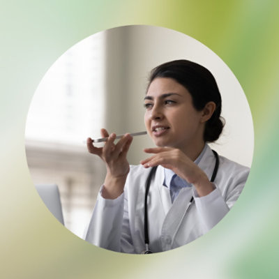 Un gros plan sur un médecin parlant au téléphone.