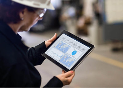 En kvinde, der kigger på en rapport på en iPad.