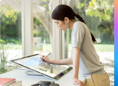 A women drawing on her laptop