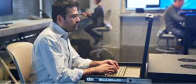 컴퓨터를 사용하고 있는 사람