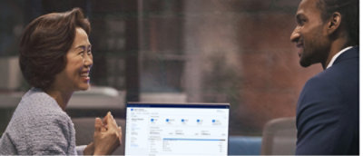 En mand, der klapper i hænderne.