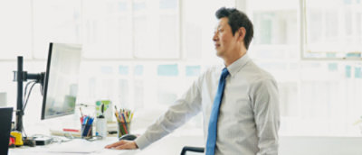 白いシャツと青いネクタイを身につけた男性。