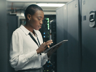 o femeie utilizând o tabletă