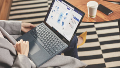Una portátil sobre el regazo de una persona que muestra un gráfico en Visio