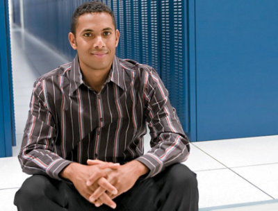 カメラに向かって微笑んでいる人。